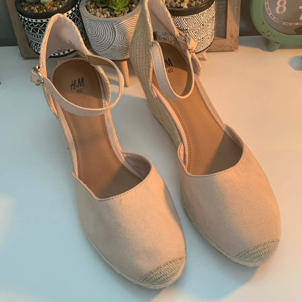 NWOT, H&M blush faux suede wedge, Sz 9